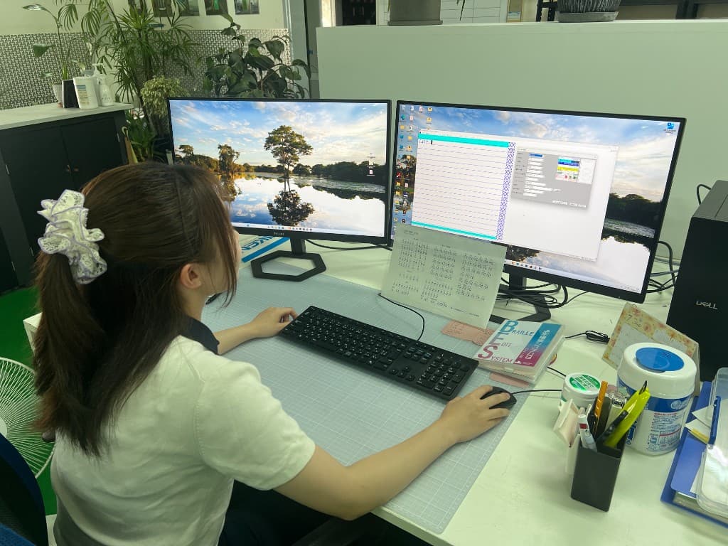 点字翻訳システムで日本語原稿を点字データへ変換する作業風景